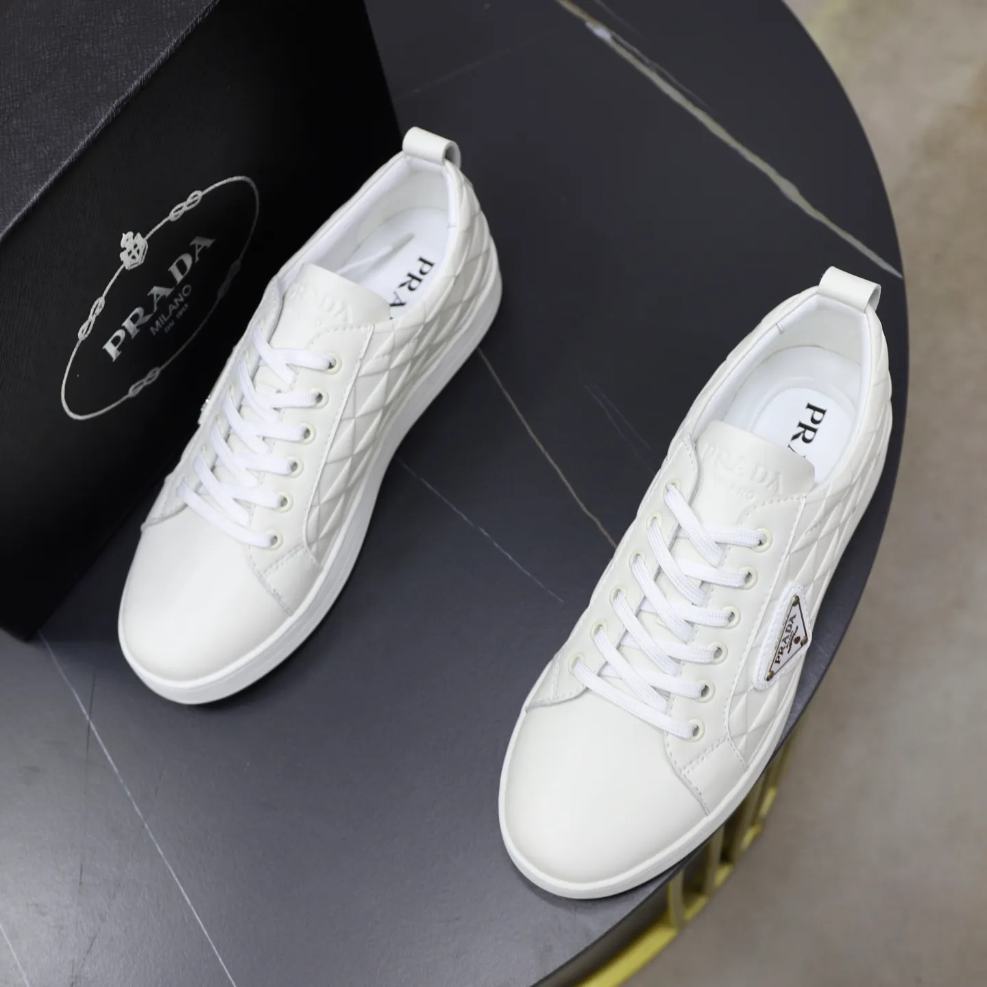 Ex-factory price: 420💰🙅‍♂️🙅‍♂️🙅‍♂️ Brand: PRADA Standard code: 38-44 (45 customized) Grade: Same as the official website Material: Original leather splicing Comfortable and breathable sheepskin lining Original wear-resistant outsole Style category: Men's fashion casual shoes Running sports shoes Distinguished luxury brand elements Top luxury Color: actual picture color